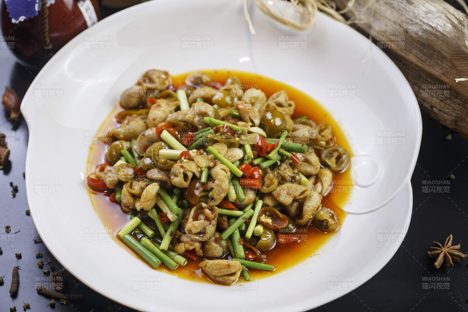 如意形瓷盘装的泡椒炒双胗鸡胗鸭胗图片