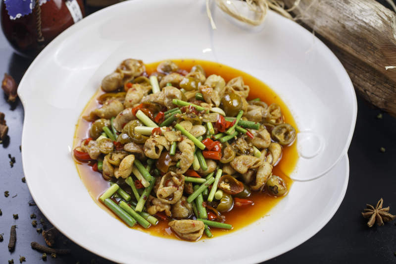 如意形瓷盘装的泡椒炒双胗鸡胗鸭胗图片