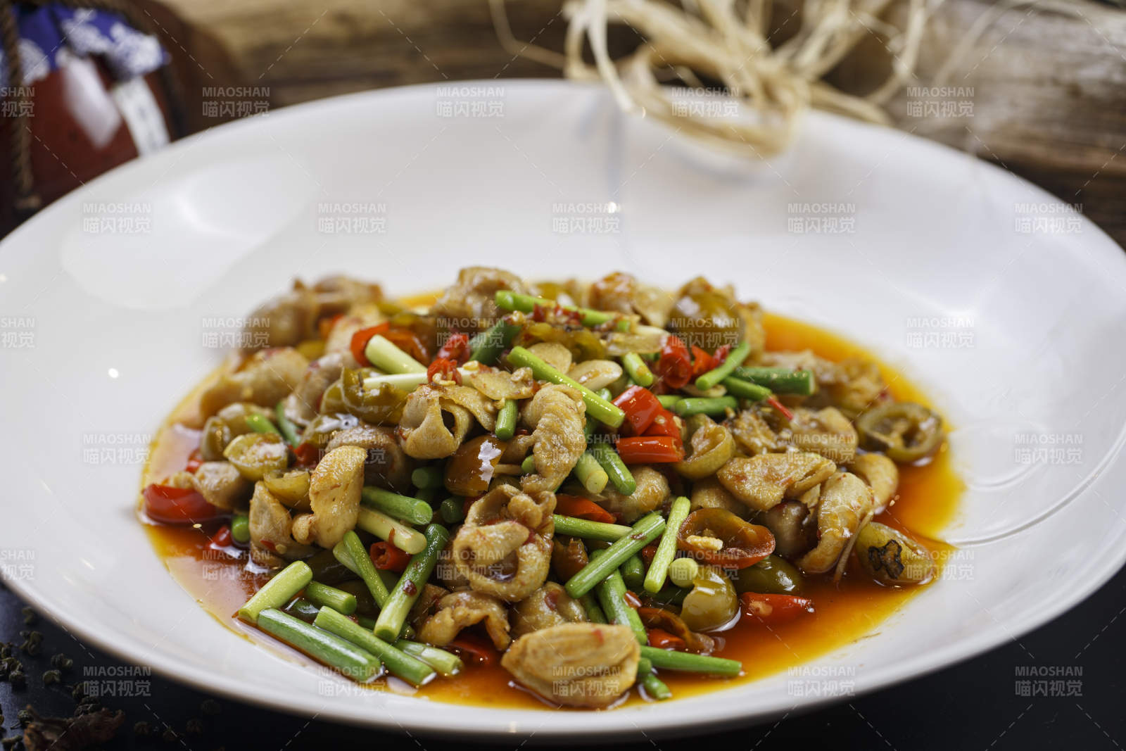 如意形瓷盘装的泡椒炒双胗鸡胗鸭胗图片