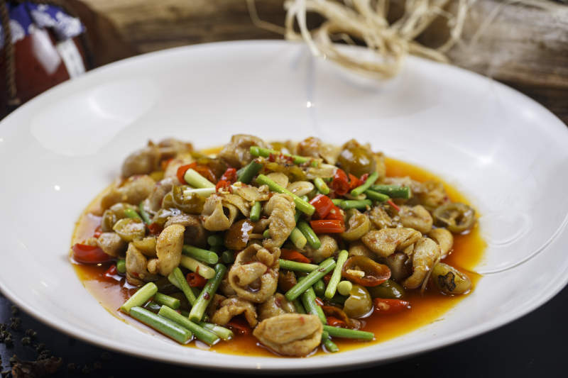 如意形瓷盘装的泡椒炒双胗鸡胗鸭胗图片