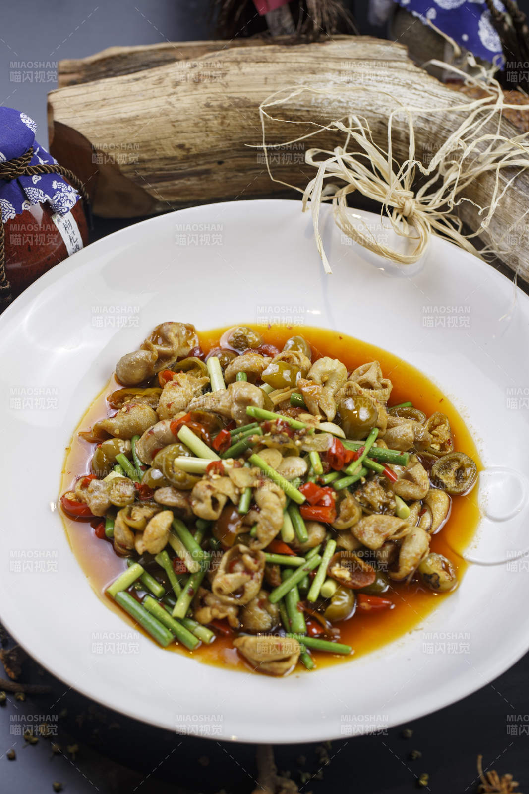 如意形瓷盘装的泡椒炒双胗鸡胗鸭胗图片