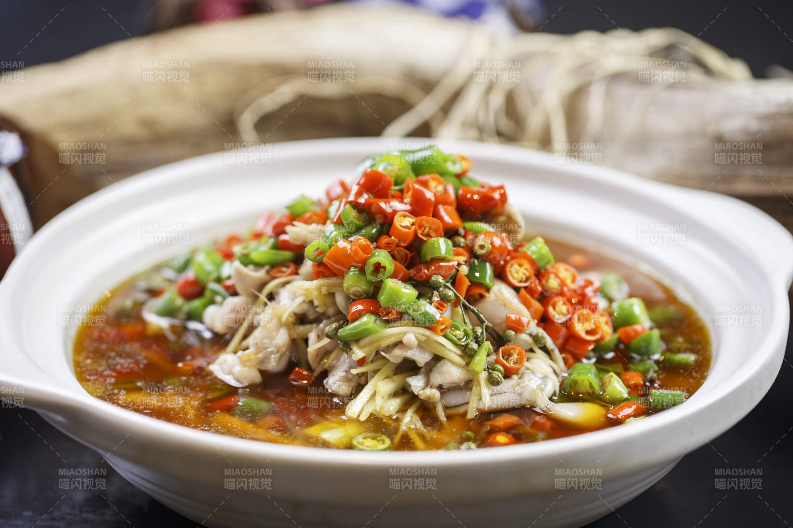 如意形瓷盘装的泡椒炒双胗鸡胗鸭胗图片