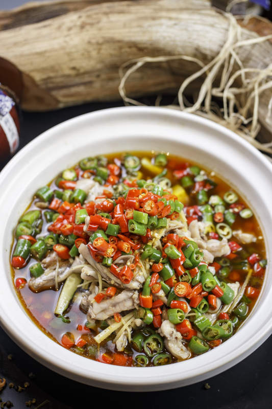 白色砂锅装的水煮香辣牛蛙图片