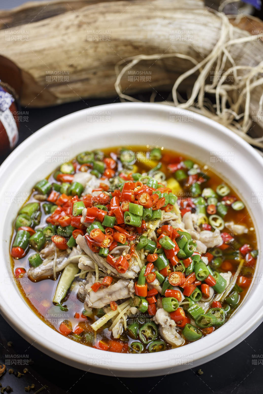 白色砂锅装的水煮香辣牛蛙图片