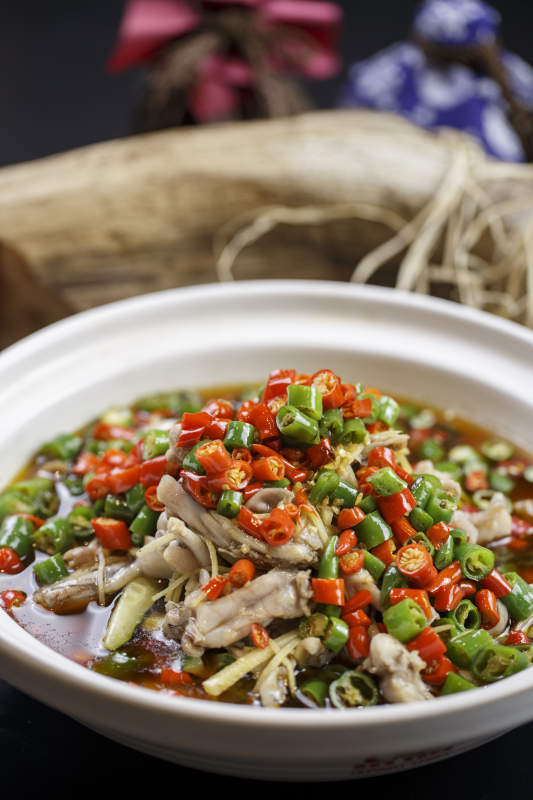 白色砂锅装的水煮香辣牛蛙图片