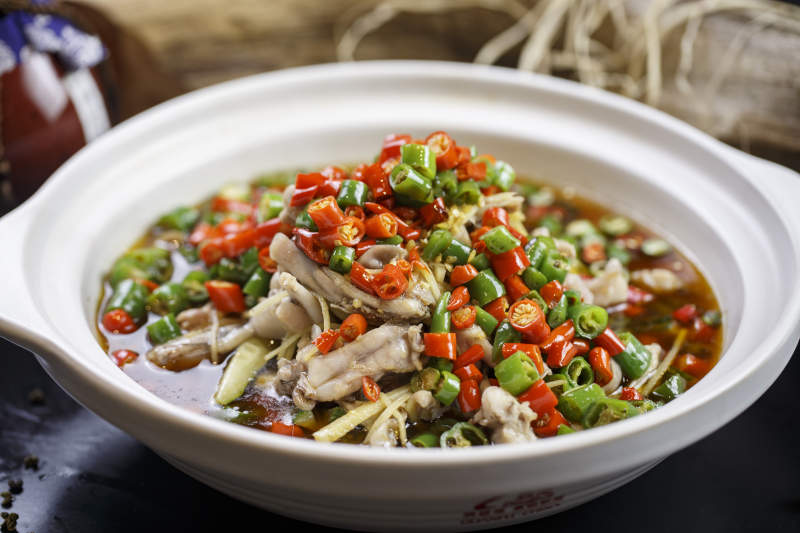 白色砂锅装的水煮香辣牛蛙图片