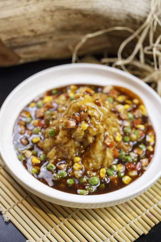 圆形白瓷盘装的爬山土豆泥打卤土豆泥图片