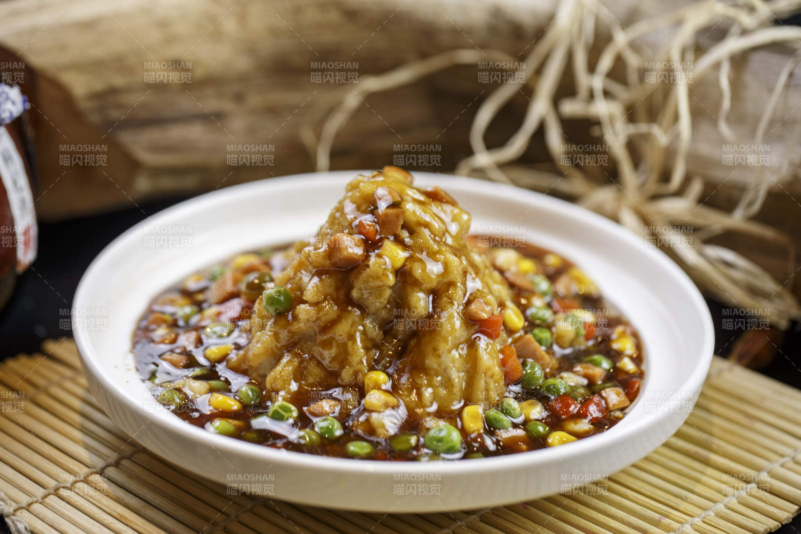 圆形白瓷盘装的爬山土豆泥打卤土豆泥图片