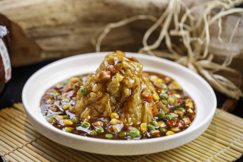 圆形白瓷盘装的爬山土豆泥打卤土豆泥图片