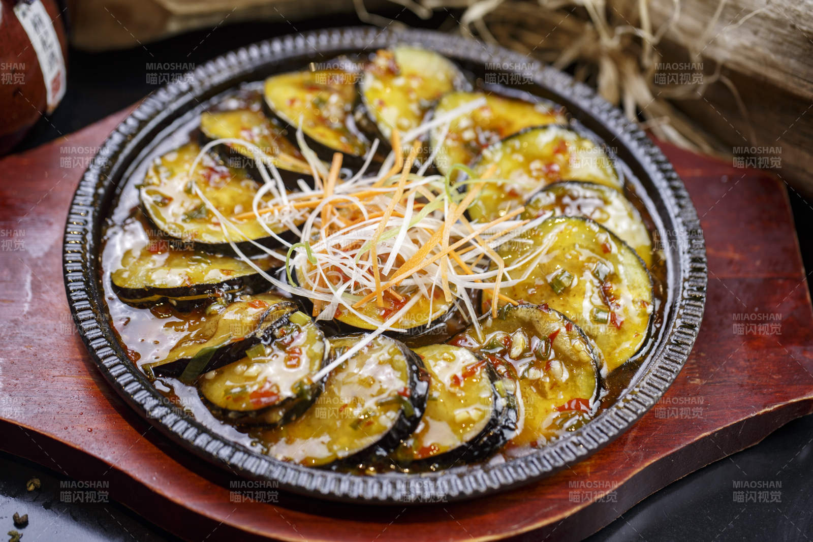 木质托盘上的铁盘装的铁板鱼香茄盒图片