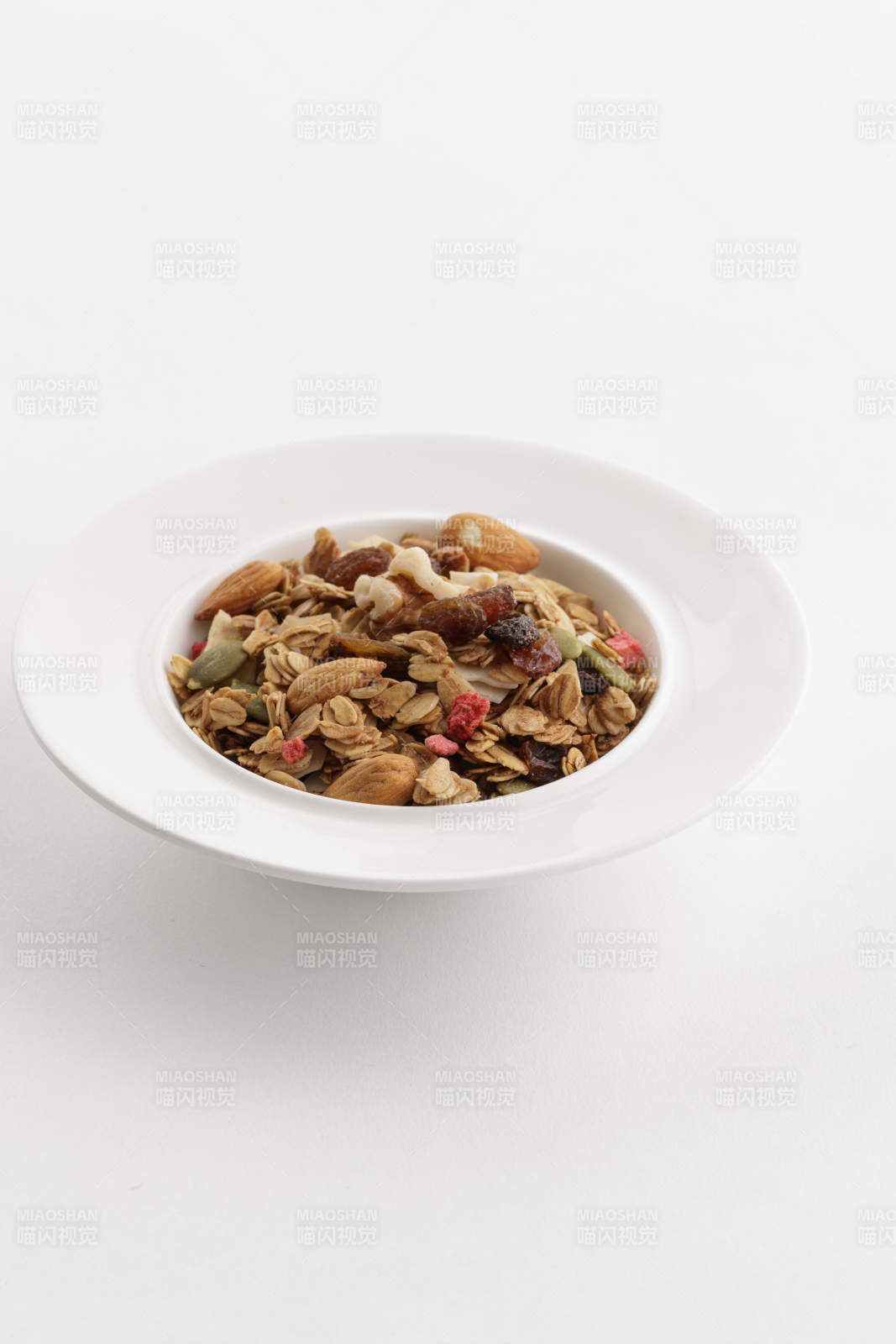 自制的水果坚果混合燕麦铺洒摆放在桌子上图片