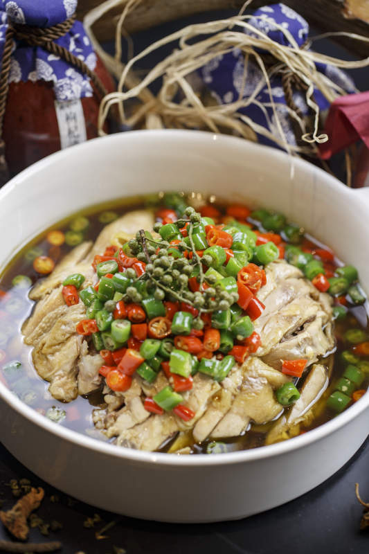 白色瓷碗装的麻辣口水鸡图片