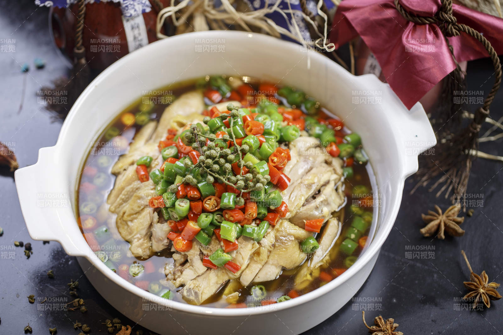 白色瓷碗装的麻辣口水鸡图片