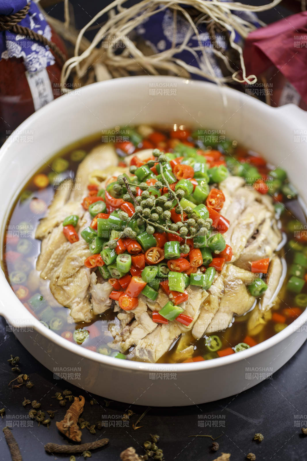 白色瓷碗装的麻辣口水鸡图片