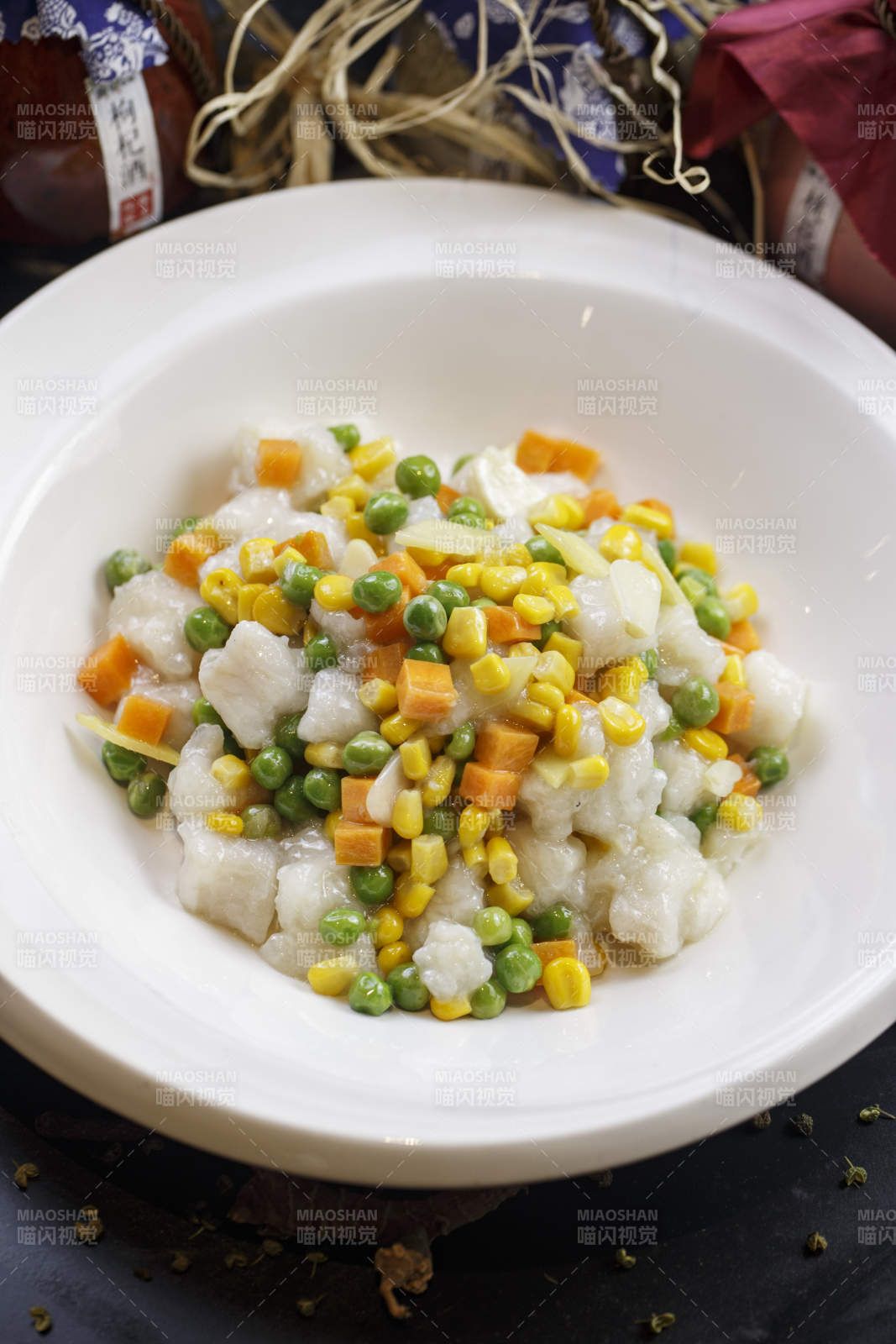 圆形白瓷盘装的鱼米之乡图片