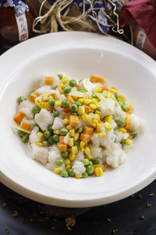 圆形白瓷盘装的鱼米之乡图片