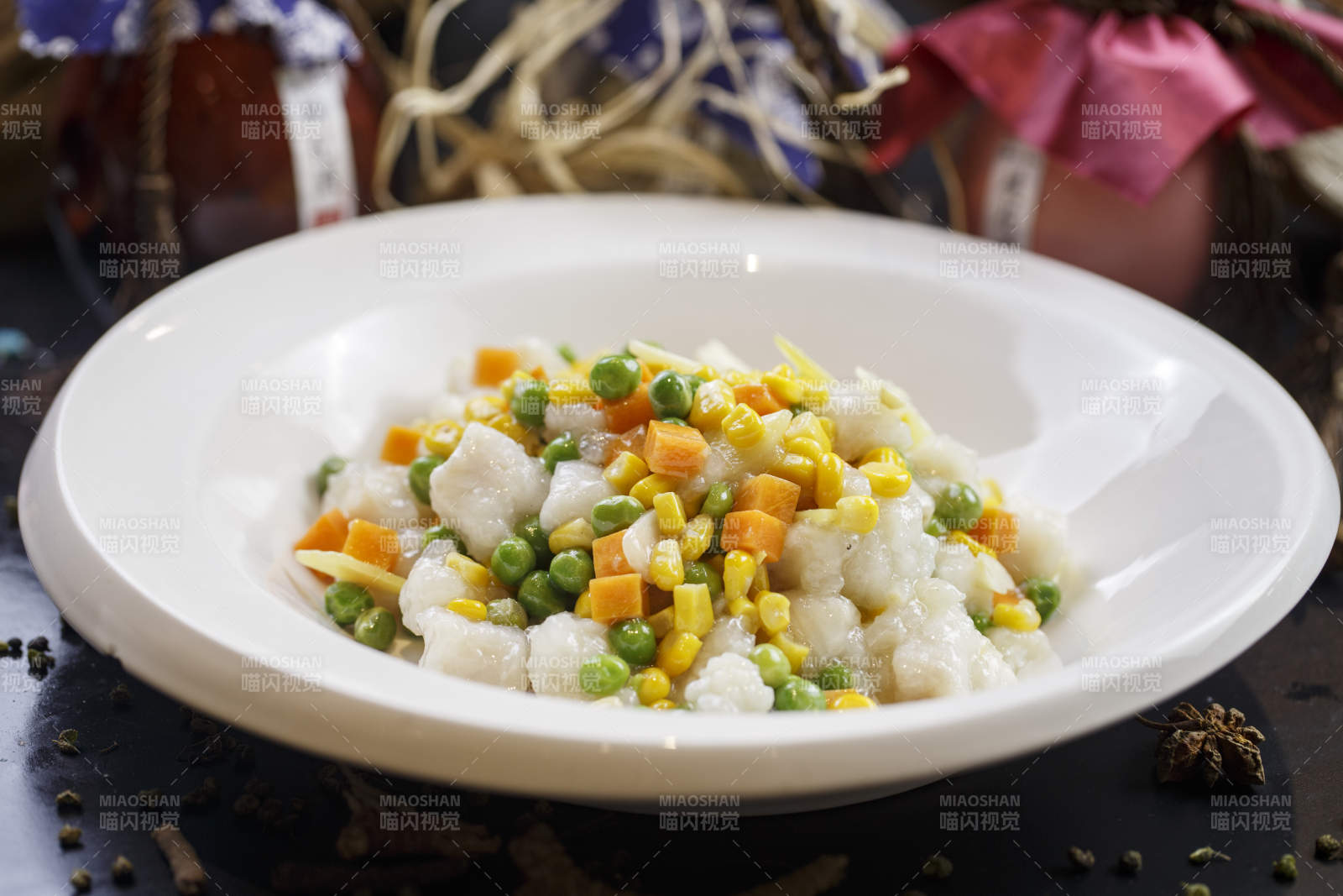 圆形白瓷盘装的鱼米之乡图片