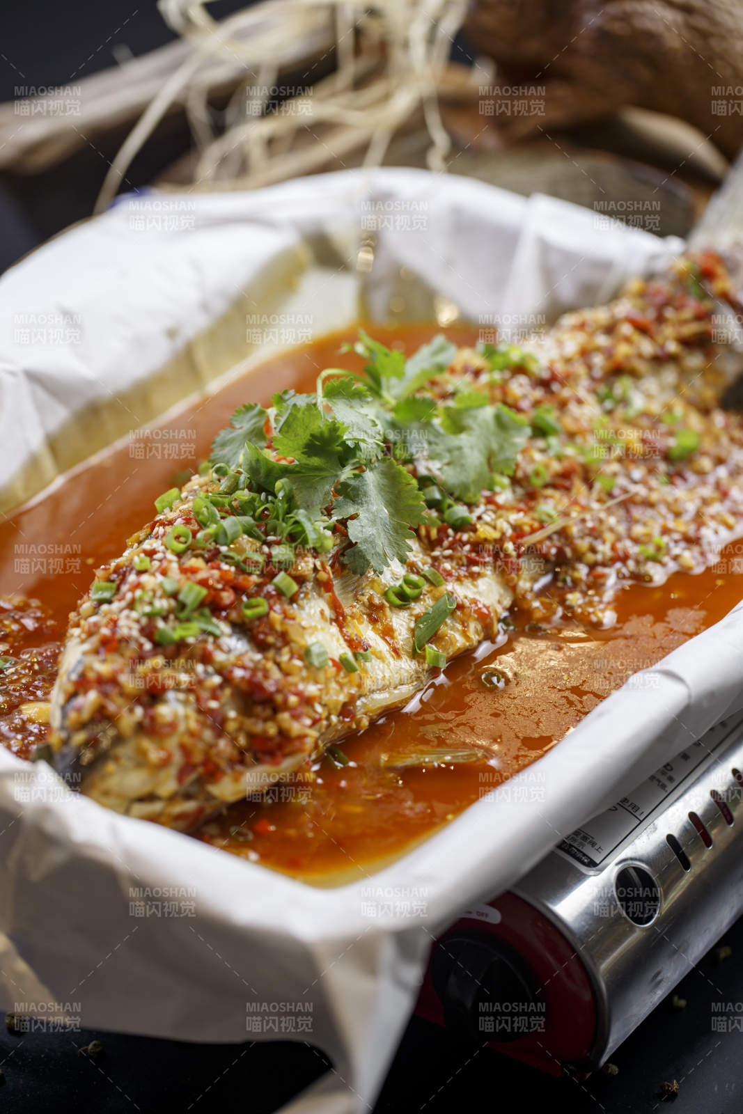 不锈钢铁盘装的纸包鱼草鱼图片