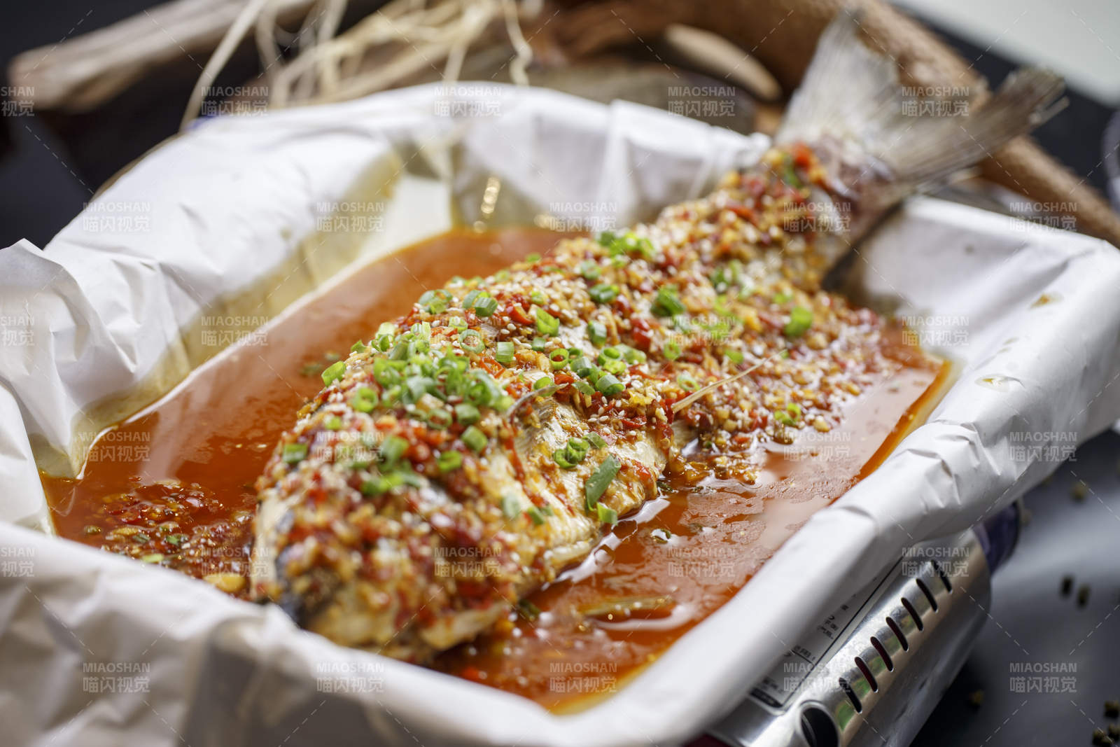 不锈钢铁盘装的纸包鱼草鱼图片