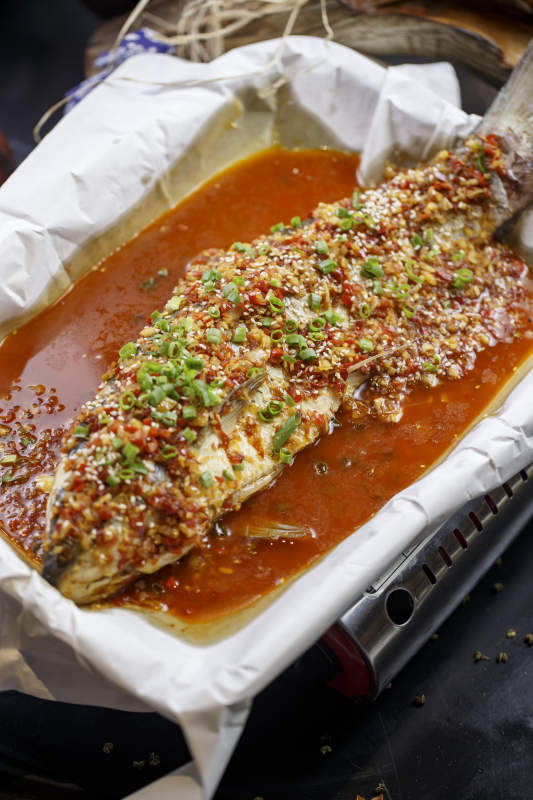 不锈钢铁盘装的纸包鱼草鱼图片