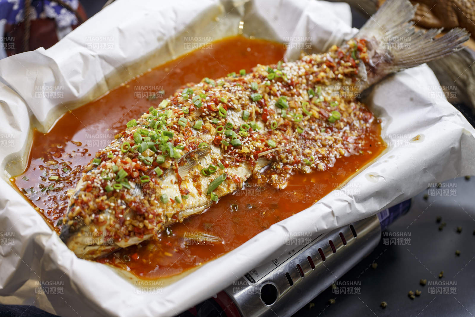 不锈钢铁盘装的纸包鱼草鱼图片