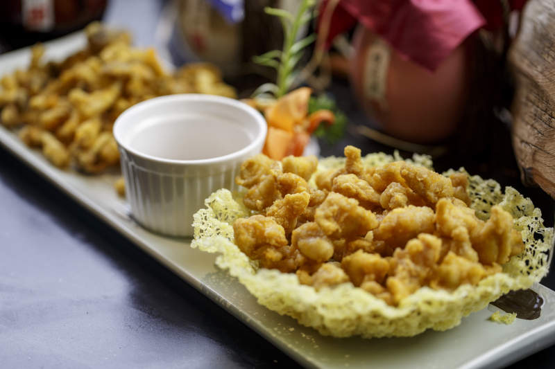 长方形白瓷盘装的口口脆拼蟹味菇图片