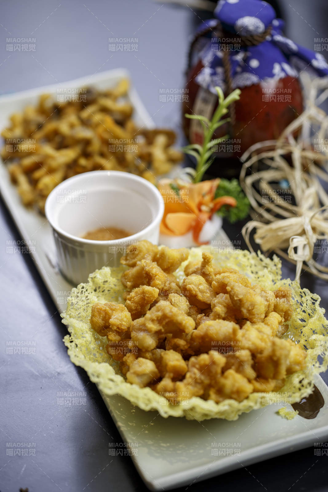 长方形白瓷盘装的口口脆拼蟹味菇图片