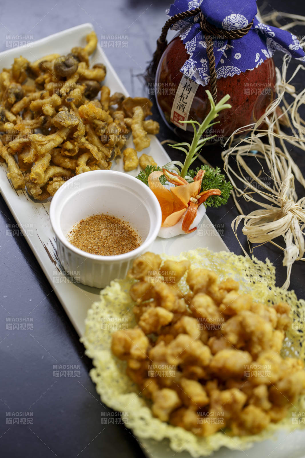 长方形白瓷盘装的口口脆拼蟹味菇图片