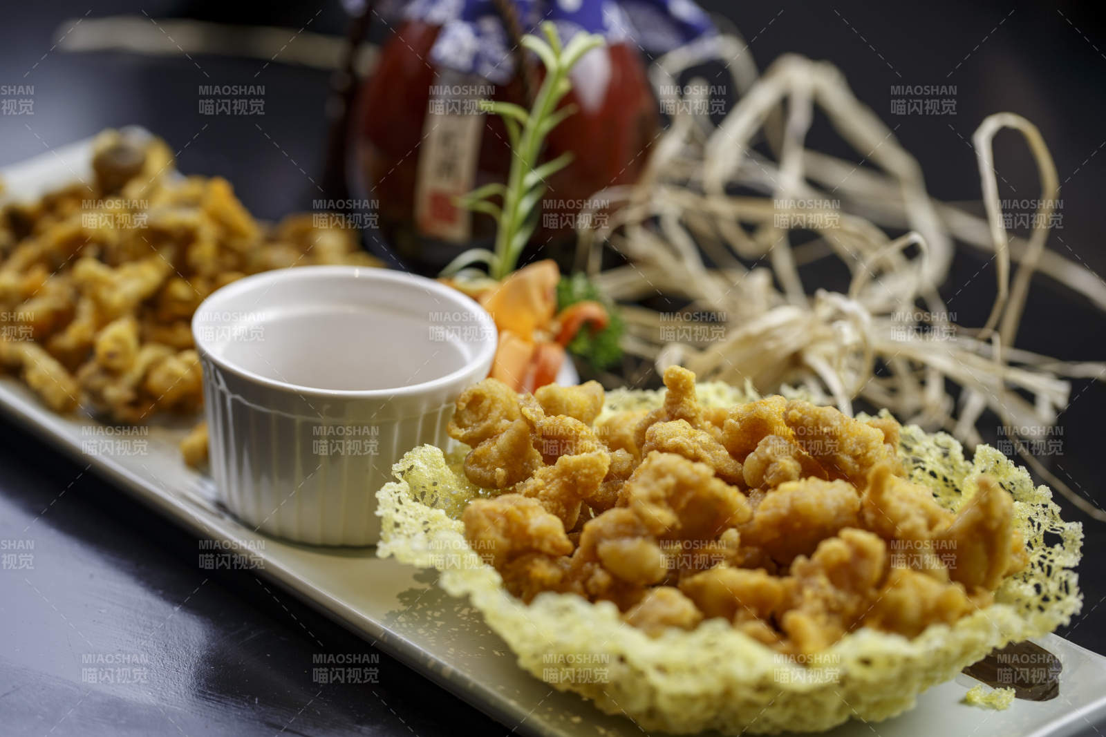 长方形白瓷盘装的口口脆拼蟹味菇图片