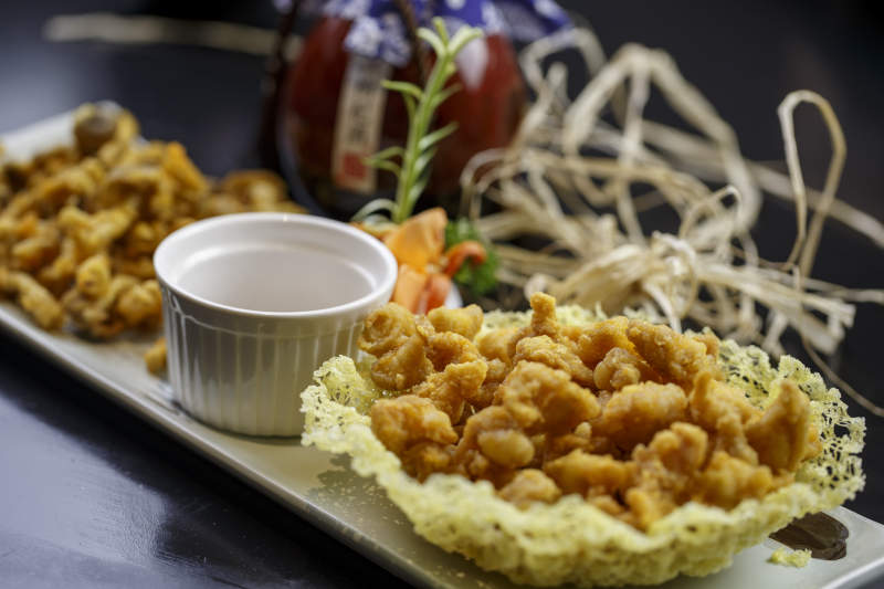 长方形白瓷盘装的口口脆拼蟹味菇图片