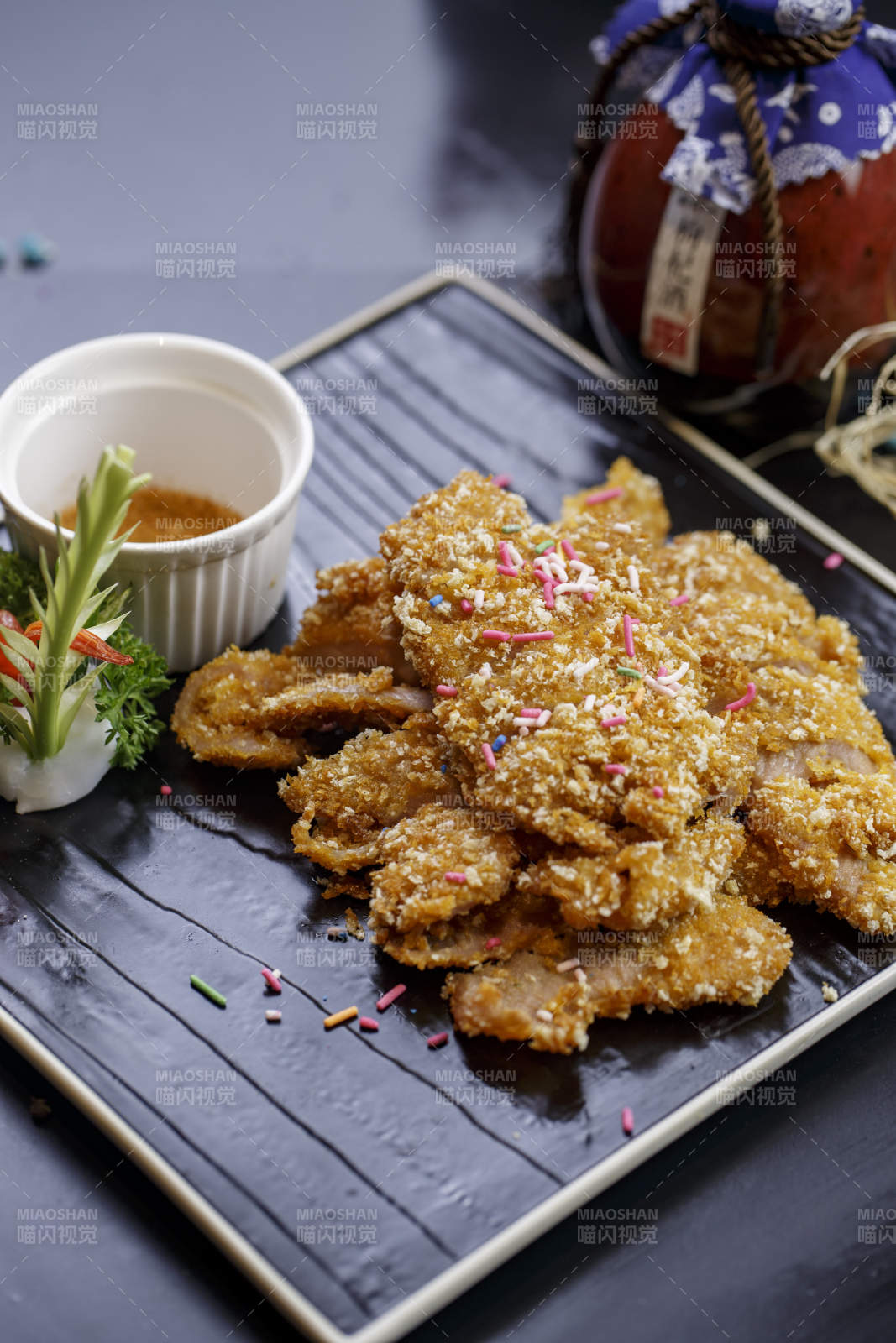 黑石盘装的椒麻酥炸里脊肉图片