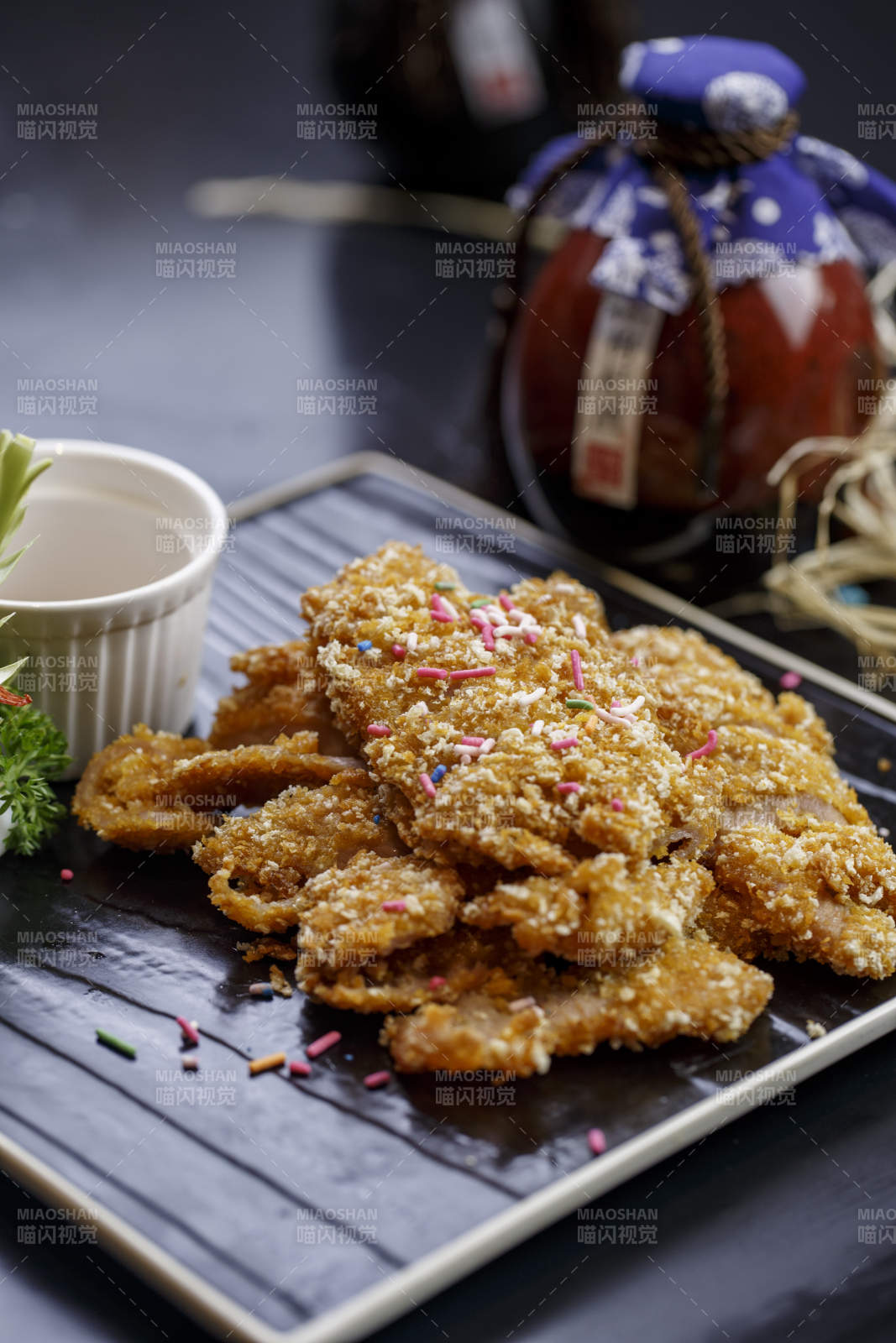 黑石盘装的椒麻酥炸里脊肉图片