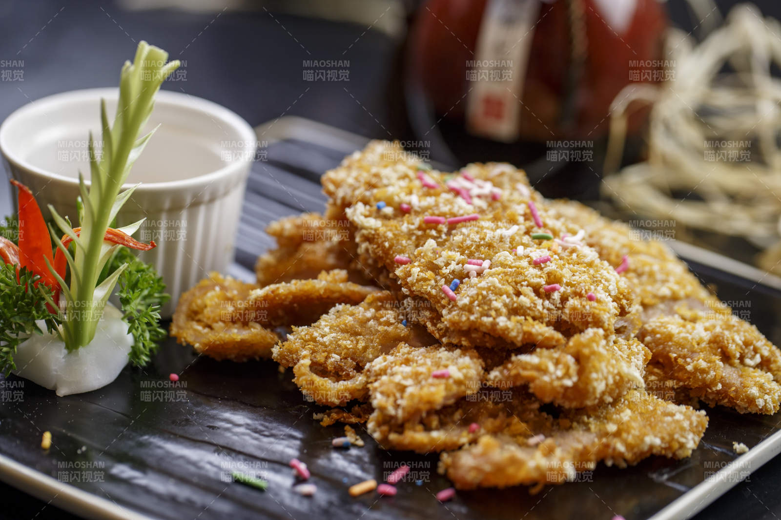 黑石盘装的椒麻酥炸里脊肉图片
