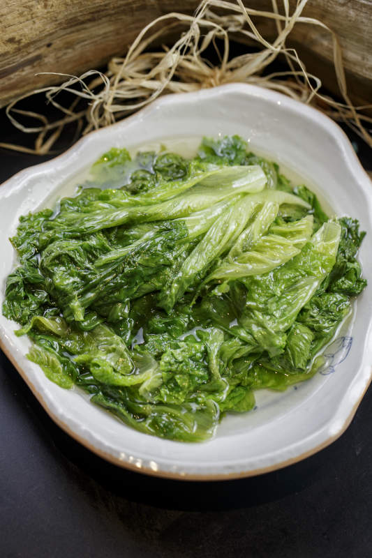 浪花边瓷盘装的水爆长生菜图片