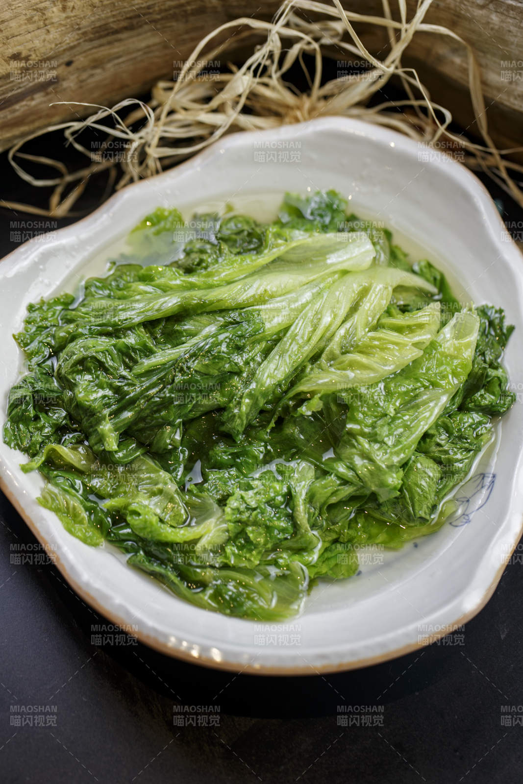浪花边瓷盘装的水爆长生菜图片