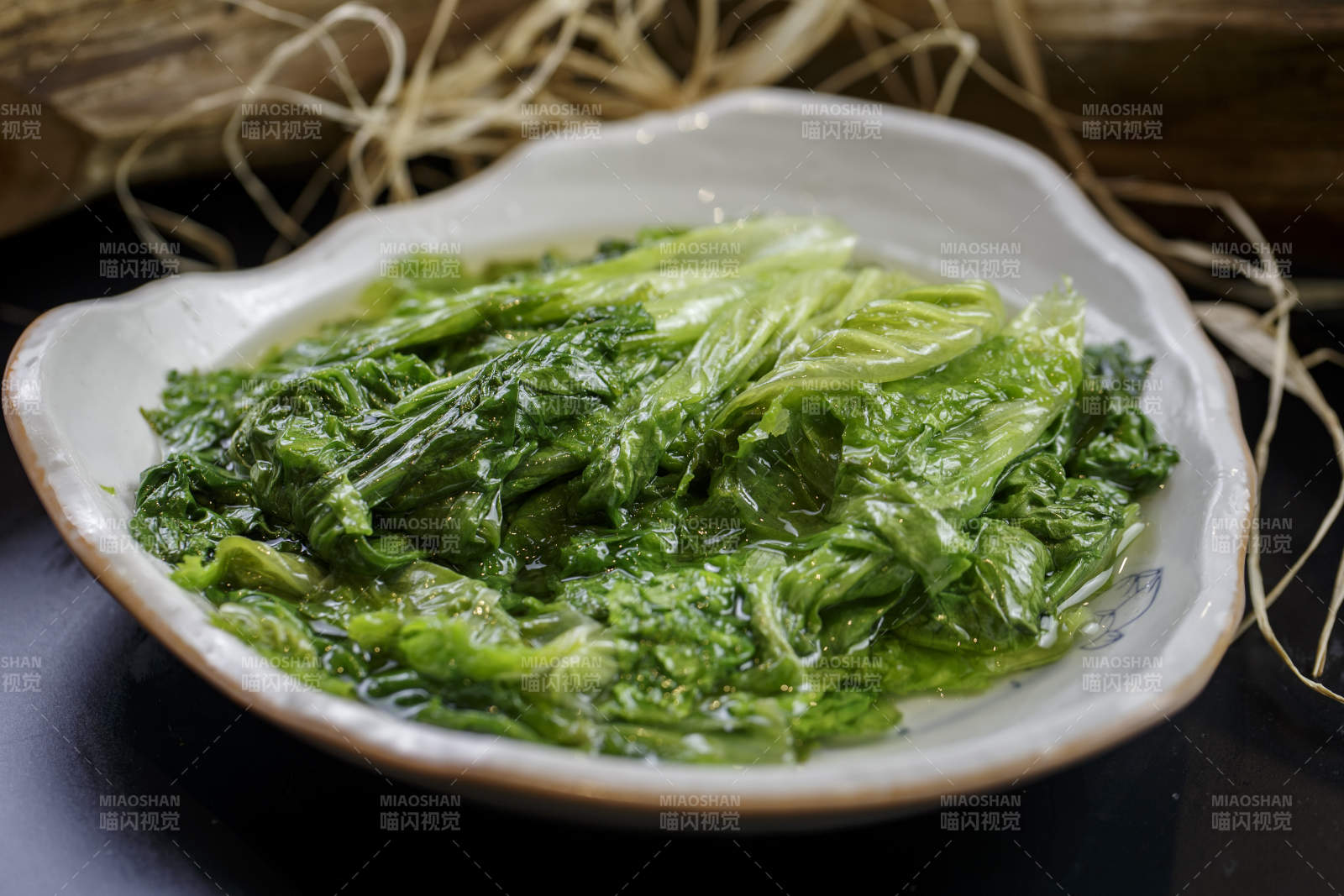 浪花边瓷盘装的水爆长生菜图片