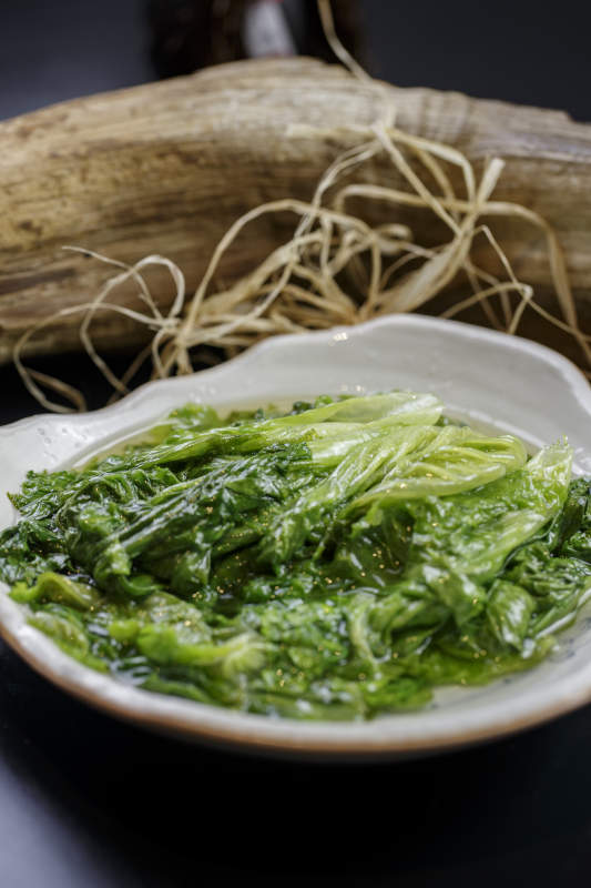 浪花边瓷盘装的水爆长生菜图片