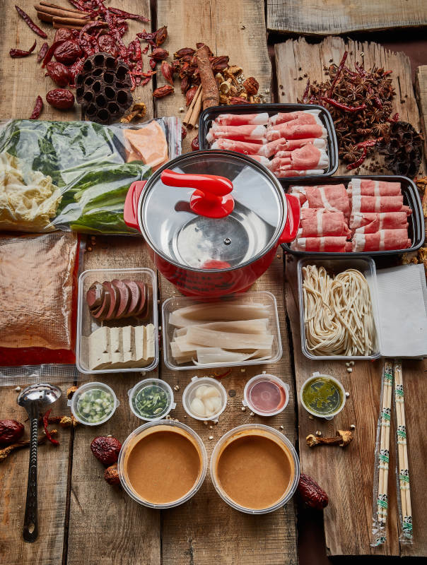 顶视角拍摄的小火锅及全套配菜配餐组合图片