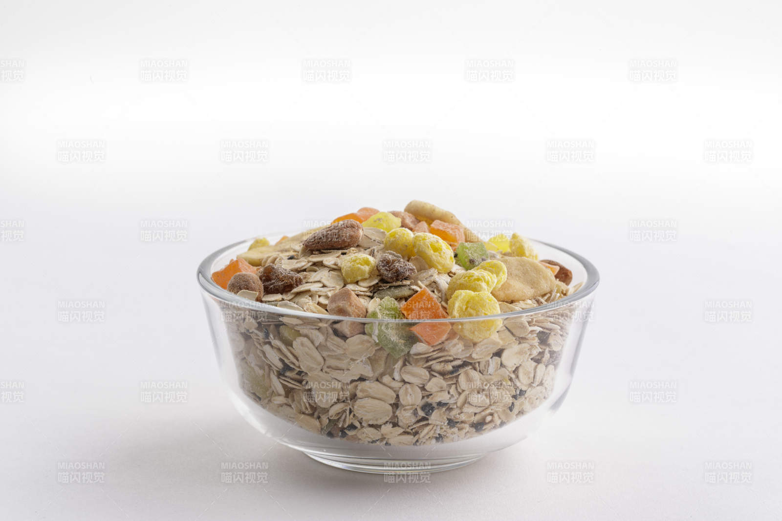 自制的水果坚果混合燕麦铺洒摆放在桌子上图片