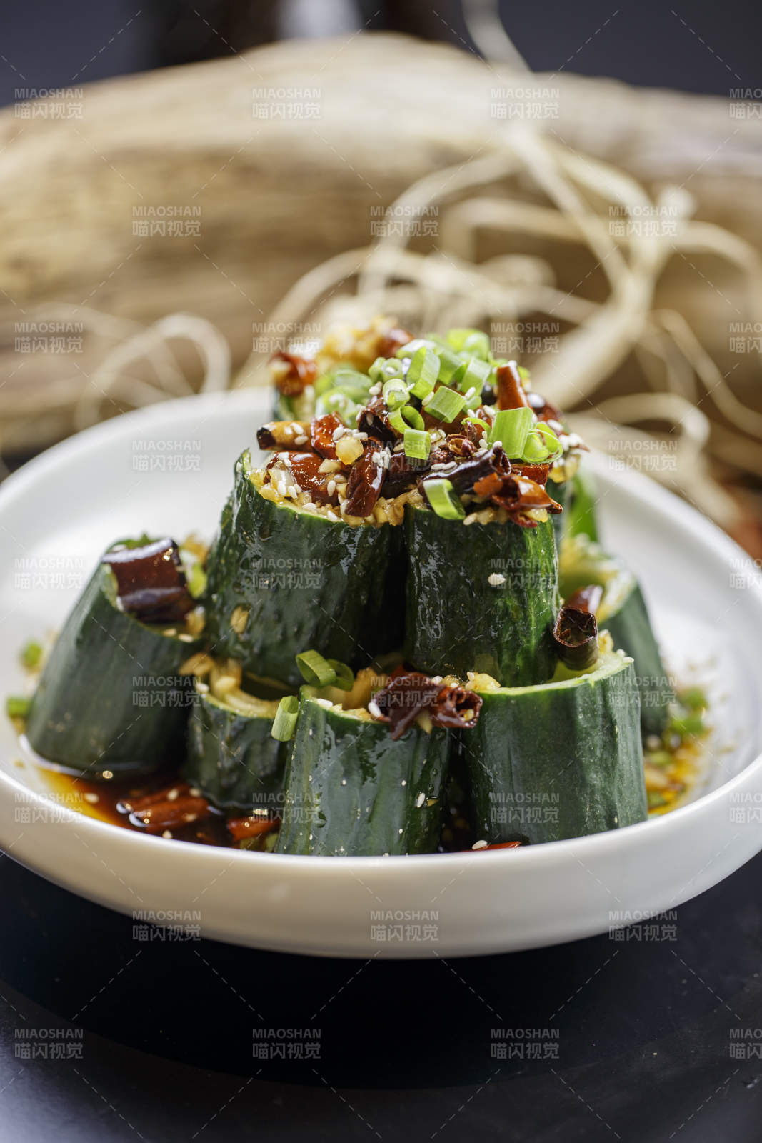 圆形白瓷盘装的风味青瓜段黄瓜图片