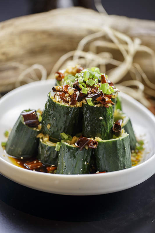 圆形白瓷盘装的风味青瓜段黄瓜图片