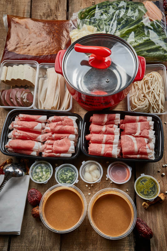 顶视角拍摄的小火锅及全套配菜配餐组合图片