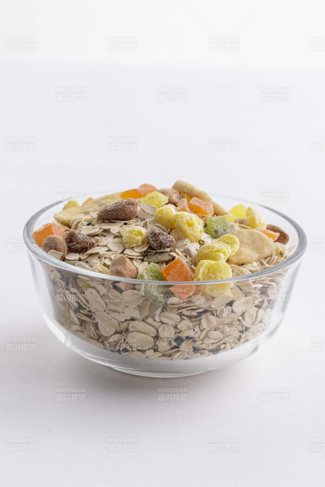 自制的水果坚果混合燕麦铺洒摆放在桌子上图片