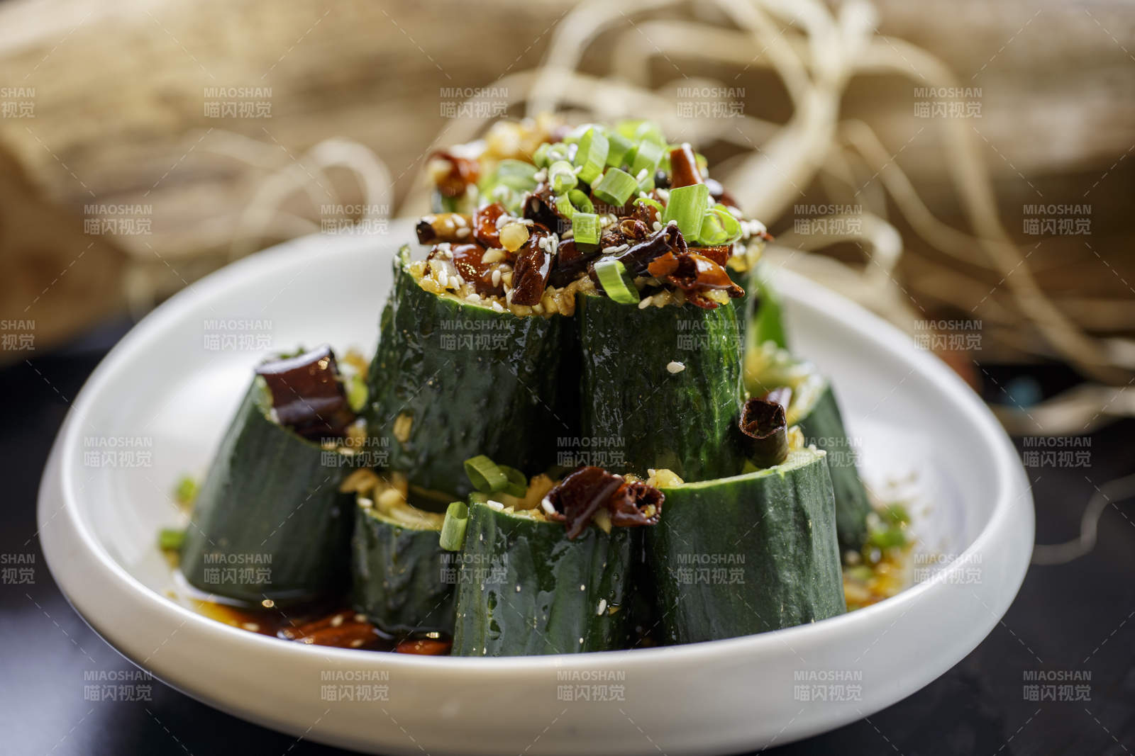 圆形白瓷盘装的风味青瓜段黄瓜图片