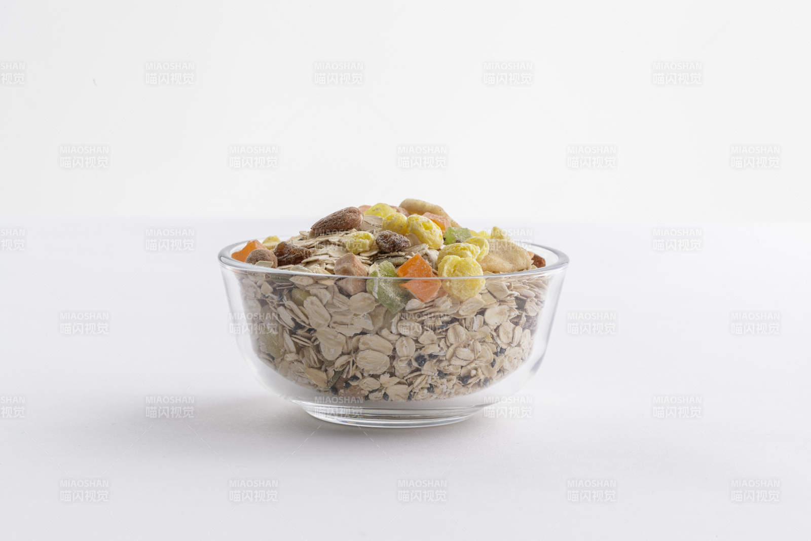 自制的水果坚果混合燕麦铺洒摆放在桌子上图片