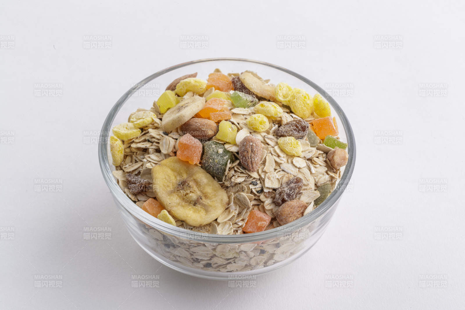 自制的水果坚果混合燕麦铺洒摆放在桌子上图片