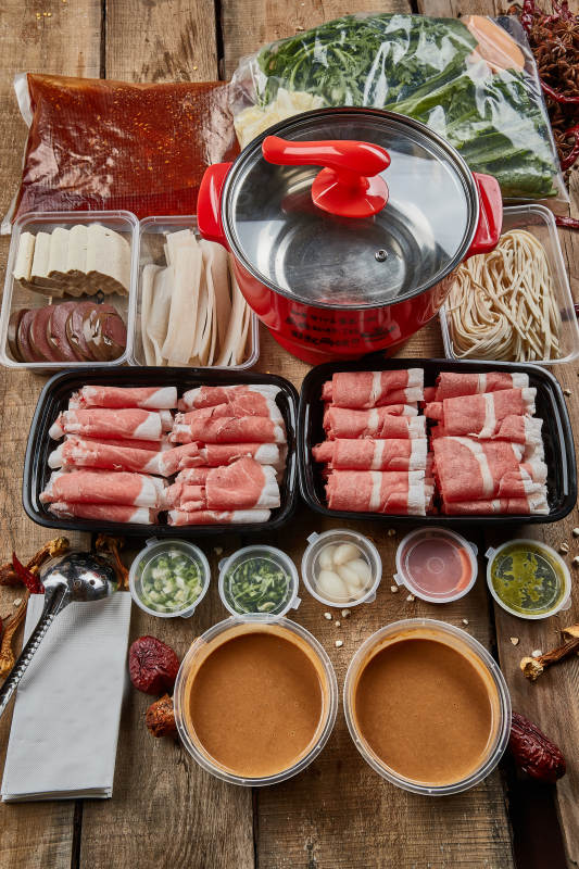 顶视角拍摄的小火锅及全套配菜配餐组合图片