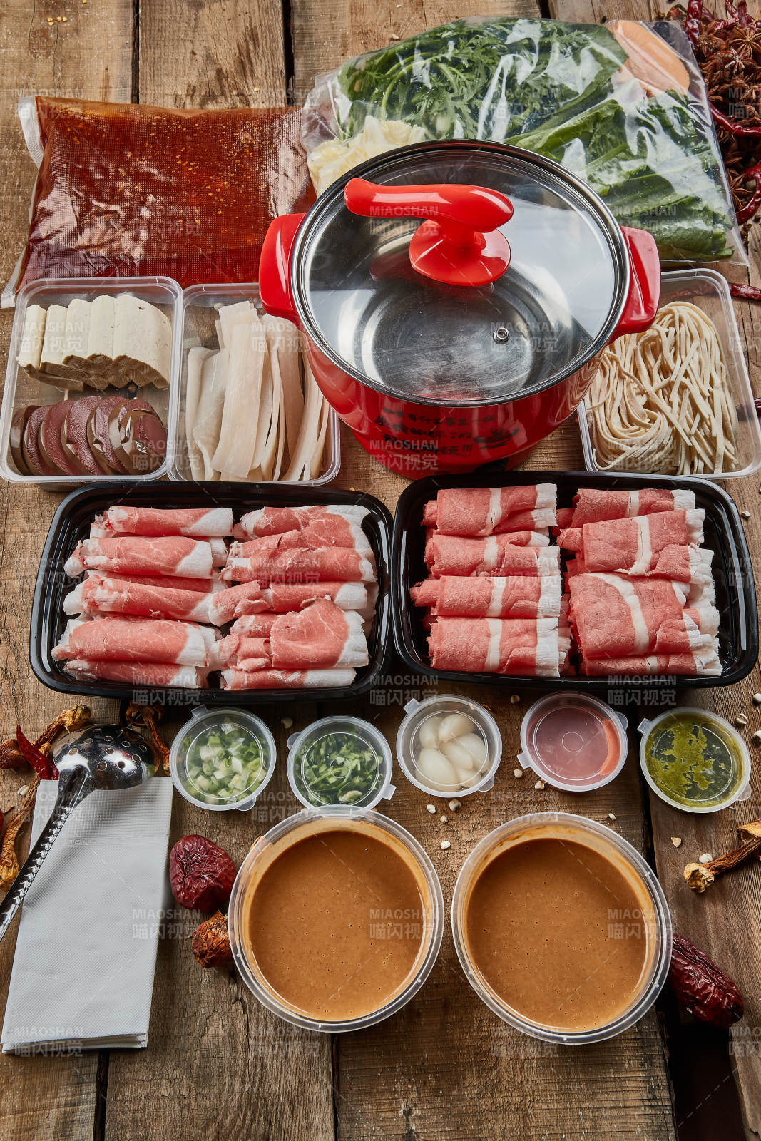 顶视角拍摄的小火锅及全套配菜配餐组合图片