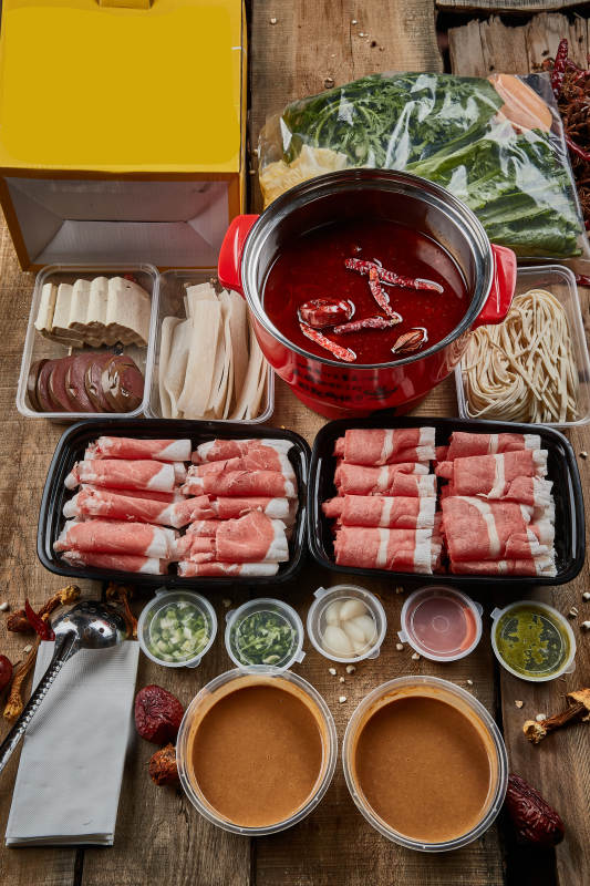顶视角拍摄的小火锅及全套配菜配餐组合图片