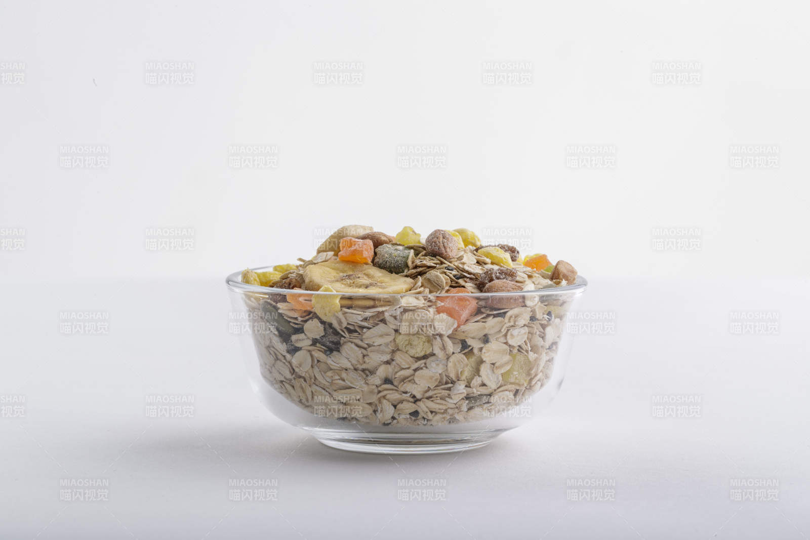 自制的水果坚果混合燕麦铺洒摆放在桌子上图片